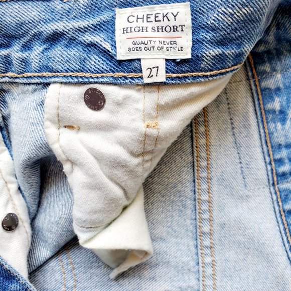 Levi's Strauss Casual Summer Retro Women's Cheeky High Short. Size 27 - Picture 4 of 9